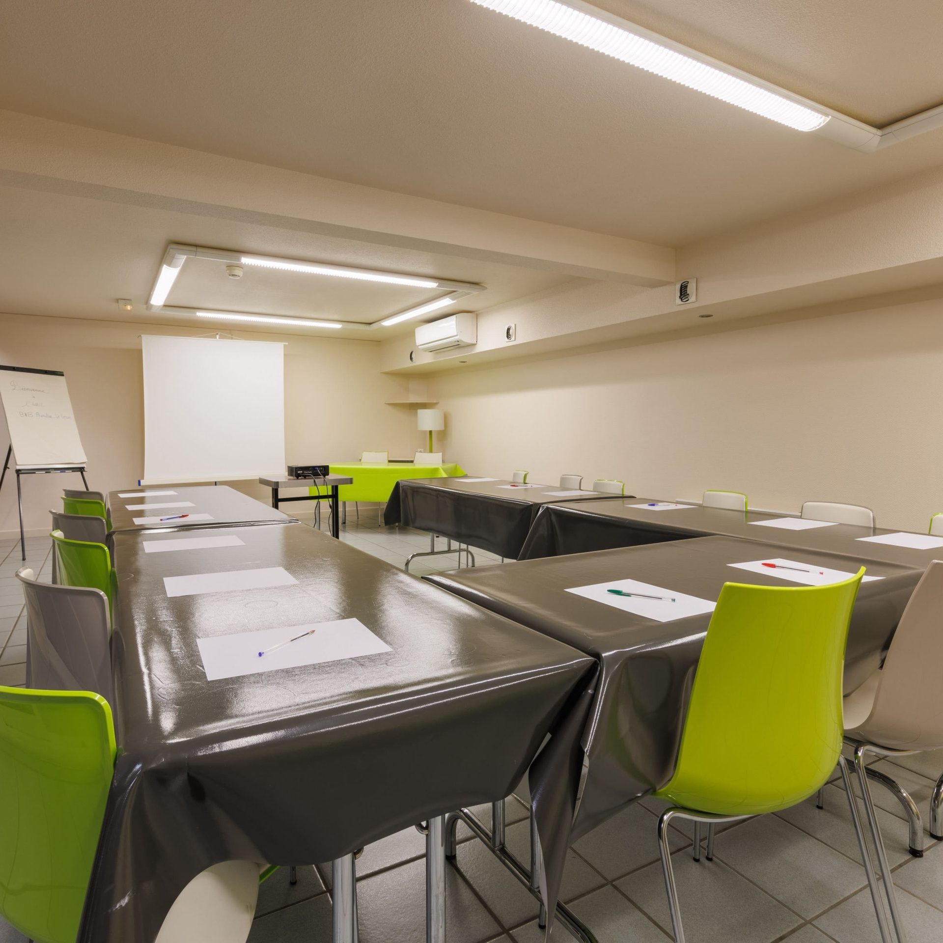 B&BAurillacLeLioranHotel_sallereeunion_locationsalleséminaire