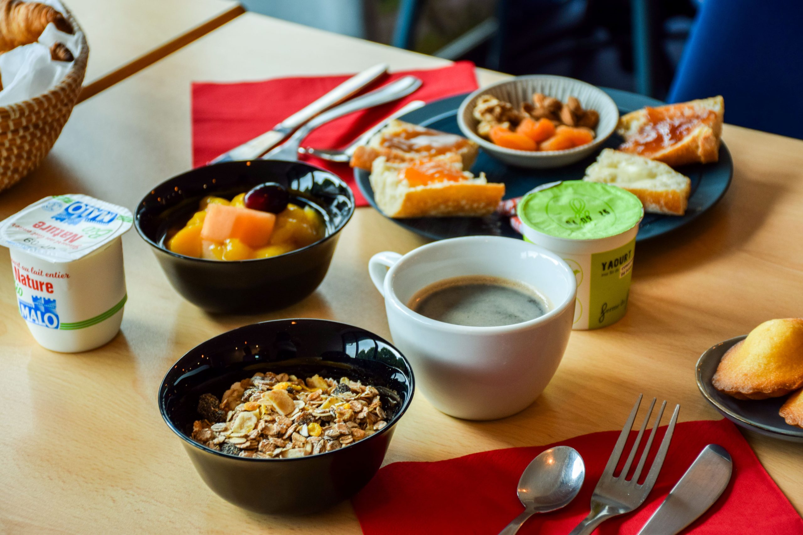 B&BHotelRodezBourran_Petitdéjeunerproduitslocauxetfrançais