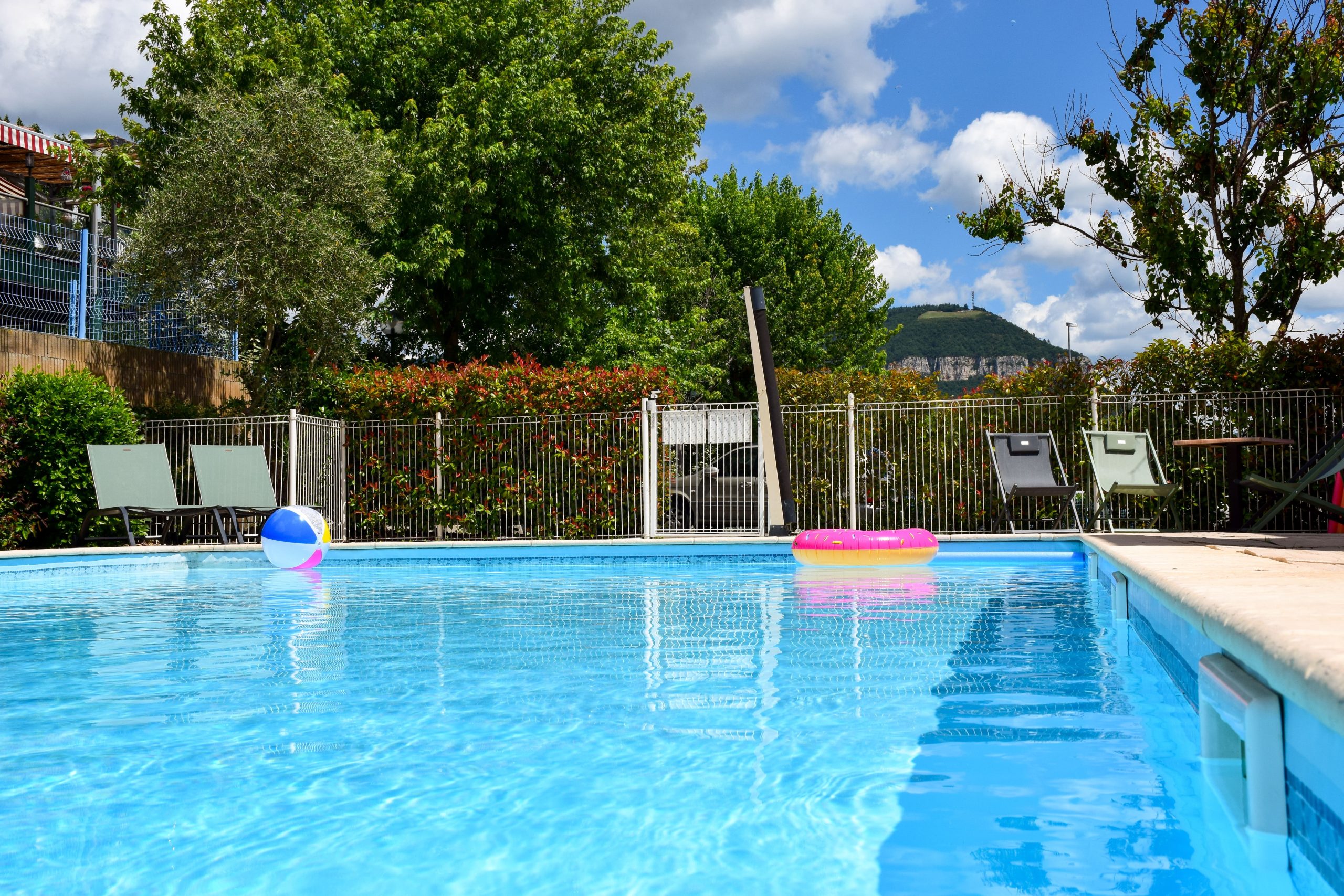ibisBudgetMillauViaducHotel_Piscine_OuvertureEstivale